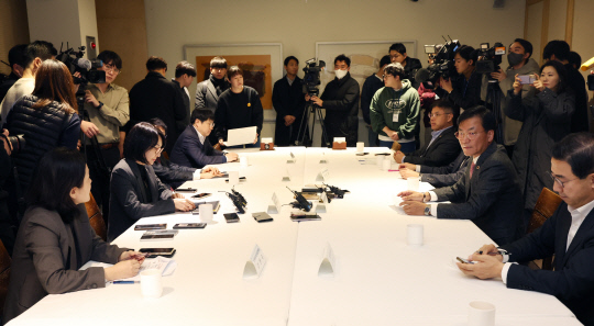 보건복지부와 대한의사협회(의협)가 지난 11월 29일 서울 중구 컨퍼런스하우스 달개비에서 의대 정원 확대를 논의하는 '제19차 의료현안협의체 회의'를 열고 있다. 앞서 22일 열린 18차 회의에서는 의협 측이 모두발언을 마치고 10분 만에 퇴장했다. [연합뉴스]